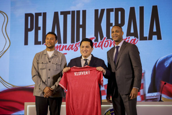 Erick Thohir bersama Kepala Pelatih Timnas Indonesia, Patrick Kluivert dan Denny Landzaat pada konferensi pers di Hotel Mulia, Jakarta, pada Minggu (12/01/2025). Foto: Jamal Ramadhan/kumparan