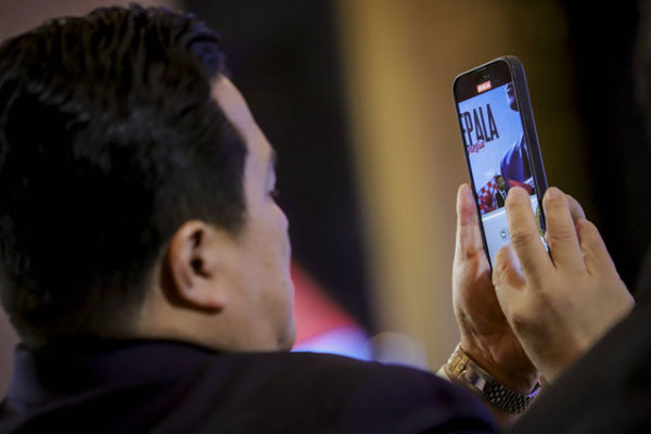 Erick Thohir merekam video pada konferensi pers di Hotel Mulia, Jakarta, pada Minggu (12/01/2025). Foto: Jamal Ramadhan/kumparan