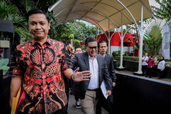 Sekretaris Jenderal Partai Demokrasi Indonesia Perjuangan (PDIP) Hasto Kristiyanto tiba untuk menjalani pemeriksaan di Gedung Merah Putih KPK, Jakarta, Senin (13/1/2025).
 Foto: Jamal Ramadhan/kumparan