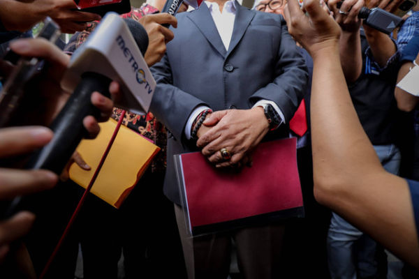 Sekretaris Jenderal Partai Demokrasi Indonesia Perjuangan (PDIP) Hasto Kristiyanto tiba untuk menjalani pemeriksaan di Gedung Merah Putih KPK, Jakarta, Senin (13/1/2025).
 Foto: Jamal Ramadhan/kumparan