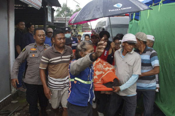 Warga mengevakuasi korban tewas akibat dampak ledakan di Desa Sumolawang, Kecamatan Puri, Kabupaten Mojokerto, Jawa Timur, Senin (13/1/2025). Foto: Syaiful Arif/ANTARA FOTO