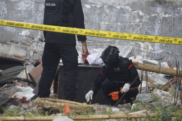 Tim Gegana Polda Jatim melakukan penyisiran di rumah lokasi ledakan milik anggota Polisi di Desa Sumolawang, Kecamatan Puri, Kabupaten Mojokerto, Jawa Timur, Senin (13/1/2025). Foto: Syaiful Arif/ANTARA FOTO