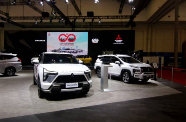 Deretan mobil Mitsubishi yang dipamerkan di GJAW 2024. Foto: MMKSI