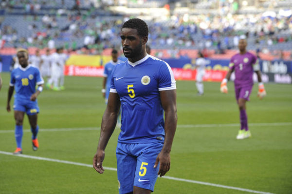 Quentin Jakoba (5) dari Curacao berjalan keluar lapangan saat pertandingan sepak bola Piala Emas CONCACAF Grup C El Salvador vs Curacao pada tanggal 13 Juli 2017 di Sports Authority Field at Mile High di Denver, Colorado. Foto: Jason Connolly/AFP