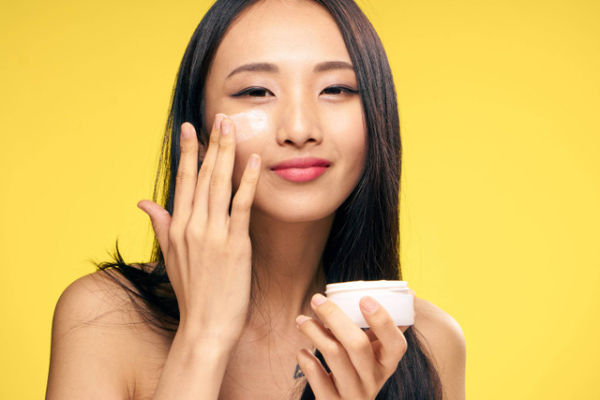 Ilustrasi skin prep sebelum makeup. Foto: ShotPrime Studio/Shutterstock