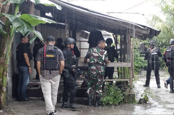 Sertu Hendri, pelaku penembakan seorang personel Subdenpom Persiapan Belitung lolos dari kepungan petugas gabungan di sebuah rumah lokasi persembunyian di Bangka Belitung, Selasa (14/1/2025). Foto: kasmono/ANTARA