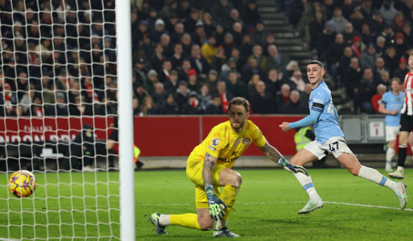 Phil Foden cetak gol saat Brentford vs Man City dalam laga lanjutan Liga Inggris 2024/25 di GTech Community Stadium, London, Rabu (15/1) dini hari WIB. Foto: REUTERS/Toby Melville