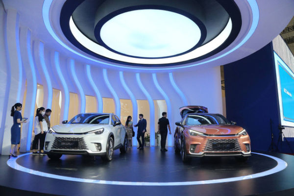 Pengunjung melihat mobil Lexus LBX di Gaikindo Indonesia International Auto Show atau GIIAS 2024 di ICE BSD, Tangerang, Kamis (18/7). Foto: Aditia Noviansyah/kumparan