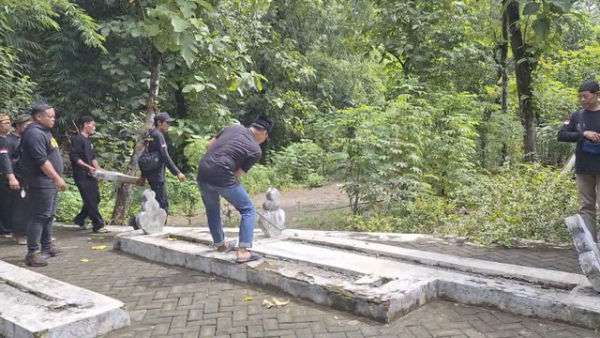 Perjuangan Wali Songo Indonesia (PWI)  membongkar makam wali lima Desa Gayung, Kecamatan Gerih, Kabupaten Ngawi. Foto: Dok. Istimewa