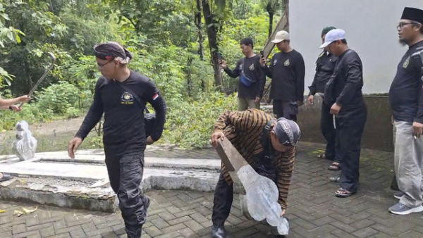 Perjuangan Wali Songo Indonesia (PWI)  membongkar makam wali lima Desa Gayung, Kecamatan Gerih, Kabupaten Ngawi. Foto: Dok. Istimewa