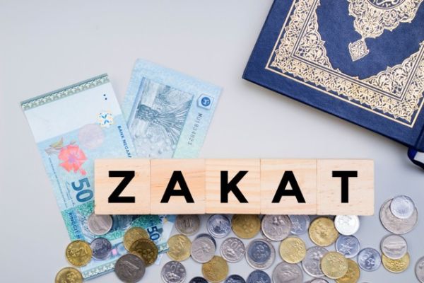 Ilustrasi bayar zakat dengan uang.  Foto: Shutterstock