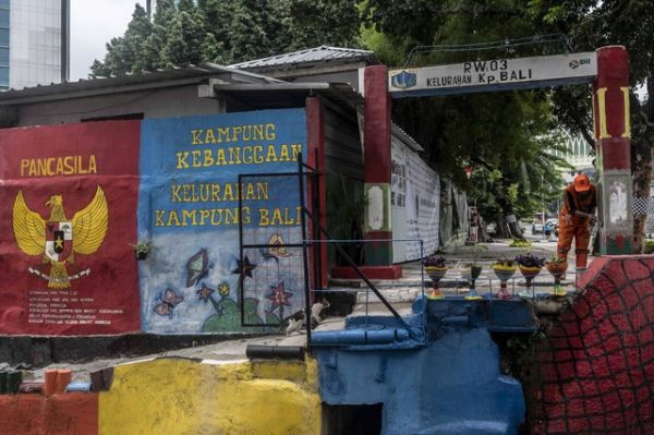 Petugas PPSU menyelesaikan renovasi pagar di kawasan RW 03 Kelurahan Kampung Bali, Jakarta, Senin (26/12/2022). Foto: Aprillio Akbar/Antara Foto