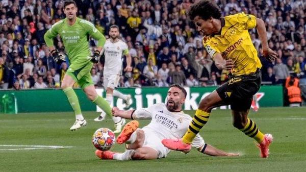 Tendangan Karim Adeyemi (Dortmund) dihalau Dani Carvajal (Real Madrid) di final Liga Champions pada Minggu (2/6/2024) dinihari WIB.