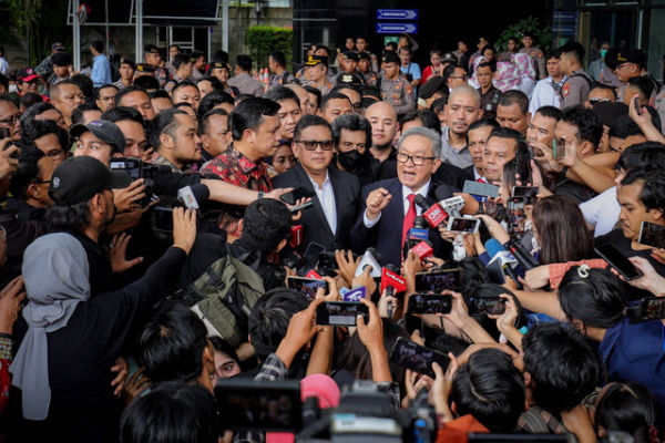 Sekjen PDIP Hasto Kristiyanto usai menjalani pemeriksaan di Gedung Merah Putih KPK, Jakarta, Senin (13/1/2025). Foto: Jamal Ramadhan/kumparan