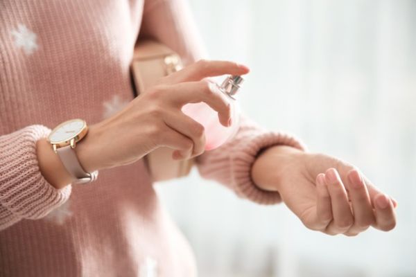 Ilustrasi memakai parfum. Foto: Shutterstock