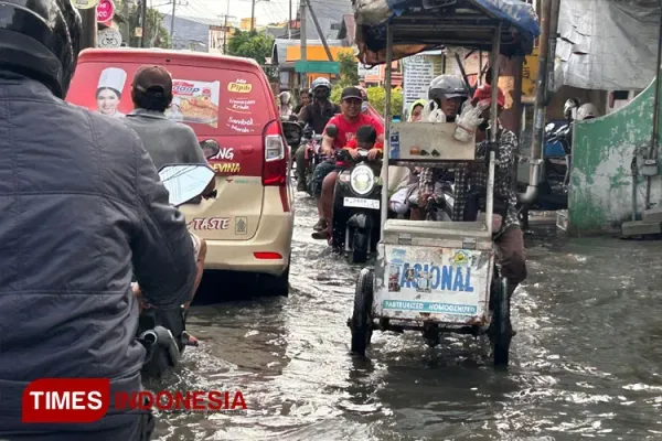 Pengendara-jalan-melintasi-genangan-air.jpg