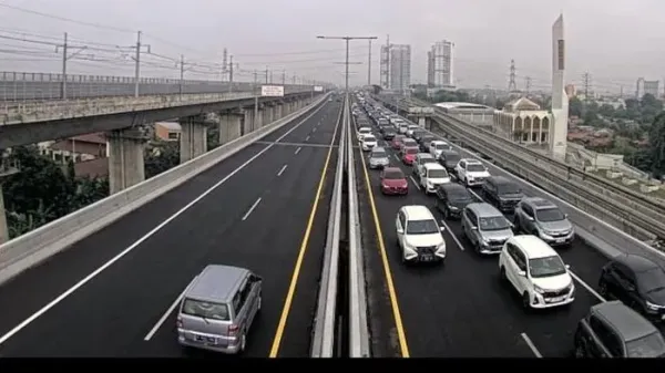 Lalin di tol layang MBZ arah Bekasi padat Jumat (12/4/2024) pagi