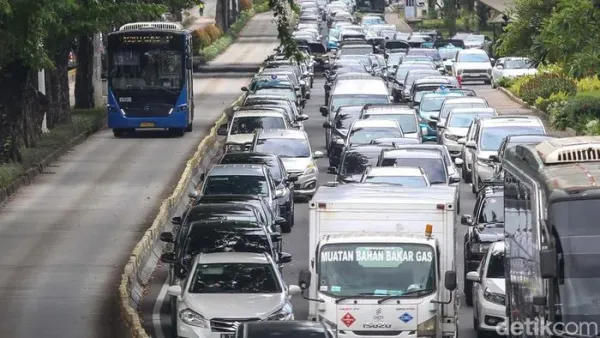 Dewan Transportasi Kota Jakarta (DTKJ) saat ini sedang mengusulkan kenaikan tarif bus TransJakarta. Bagaimana menurut Anda?