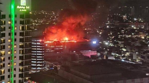 Kebakaran besar melanda Glodok Plaza, Jakarta Barat pada Rabu (15/1/2025) malam. 