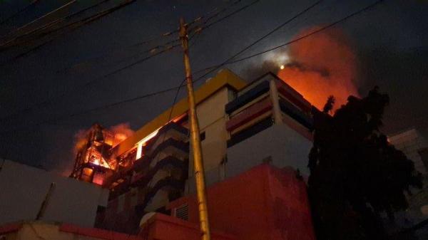 Gedung Plaza Glodok di Jalan Pinangsia Raya, Mangga Besar, Jakarta Barat, mengalami kebakaran hebat pada Rabu (15/1/2025) malam.