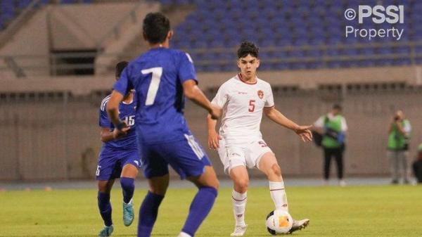 FOTO: Pemain Timnas Indonesia U-17, Mathew Baker, dalam laga kontra Kuwait di laga perdana kualifikasi Piala Asia U-17 2025, di Stadion Abdullah Abdullah Alkhalifa Alsabah, Mishref, Rabu (23/10/2024). (PSSI)