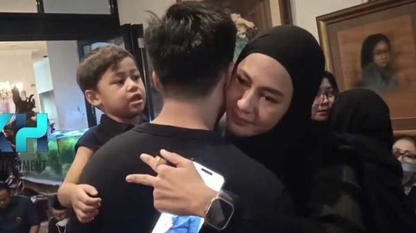 Momen Paula Verhoven peluk Baim Wong di rumah duka mertua jadi sorotan.