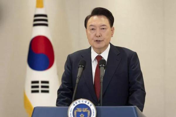 Presiden Korea Selatan Yoon Suk Yeol berpidato di Seoul awal minggu Desember 2024. Parlemen Korea Selatan telah memberikan suara untuk memakzulkan Yoon atas upayanya memberlakukan darurat militer awal bulan ini.