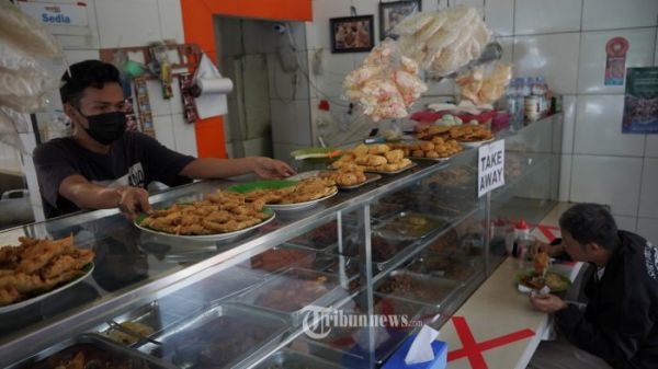 Suasana di Warteg Warmo Tebet Jakarta Selatan yang mulai melayani makan di tempat, Senin (26/7/2021). Aturan pemberlakuan pembatasan kegiatan masyarakat (PPKM) level 4 yang berlaku dari tanggal 26 Juli hingga 2 Agustus 2021 membolehkan warteg untuk melayani makan di tempat selama 20 menit untuk setiap pembeli. TRIBUNNEWS/HERUDIN