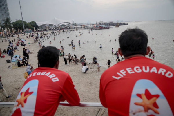 Wisatawan mengunjungi Pantai Lagoon di Pantai Ancol, Jakarta, Selasa (18/6/2024). Foto: Jamal Ramadhan/kumparan