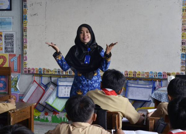 Guru menyampaikan materi pelajaran kepada siswa dalam kegiatan belajar mengajar di SDN Gotong Royong, Bandar Lampung, Lampung, Jumat (29/11/2024). Foto: Ardiansyah/ANTARA FOTO