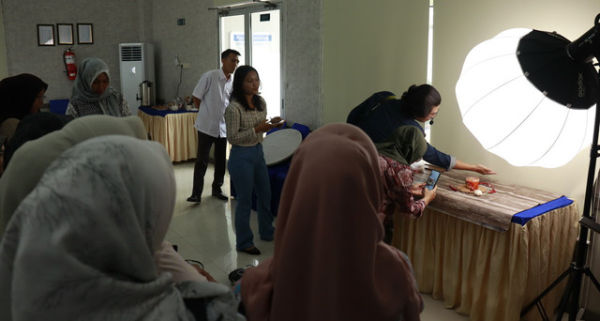 Bapak Keri Putra (narasumber) sedang memberikan penjelasan tentang teknik segitiga eksposur dalam fotografi produk.