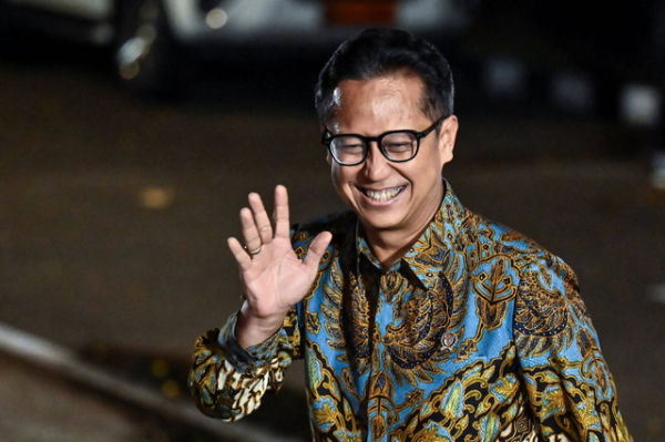 Menteri Kesehatan Budi Gunadi Sadikin menyapa wartawan setibanya di kediaman Presiden Terpilih Prabowo Subianto, Kertanegara, Jakarta Selatan, Senin (14/10/2024).  Foto: Aprillio Akbar/ANTARA FOTO