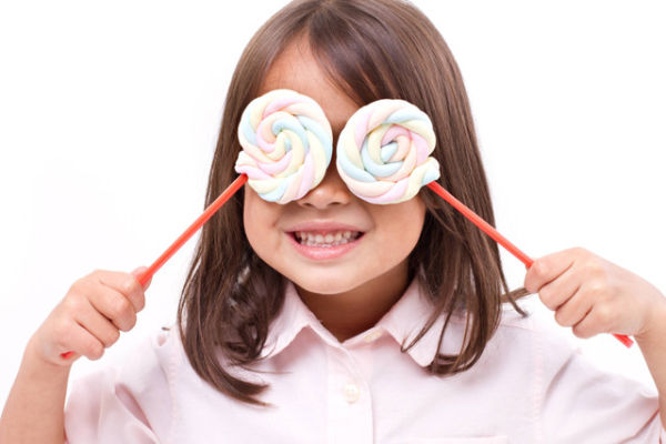 Ilustrasi anak makan makanan manis. Foto: 9nong/Shutterstock