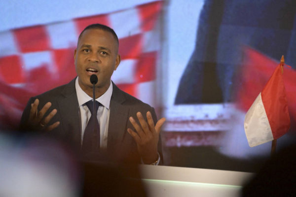 Pelatih Timnas Indonesia Patrick Kluivert memberikan keterangan kepada media saat acara perkenalan Pelatih Baru Timnas Indonesia di Jakarta, Minggu (12/1/2025). Foto: Bay Ismoyo/AFP