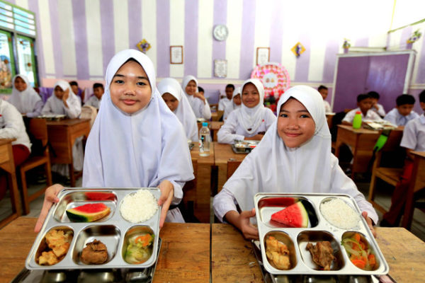 Pelajar menunjukkan menu makanan di Sekolah Daerah (SD) Negeri 74 Kota Gorontalo, Gorontalo, Senin (6/1/2024). Foto: Adiwinata Solihin/ANTARA FOTO