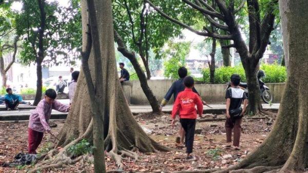 Sejumlah warga mencari koin (berburu harta karun) di kawasan Taman Tegallega, Jln. Moch. Toha, Kota Bandung, Jumat (10/1/2025).