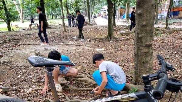 Sejumlah warga mencari koin (berburu harta karun) di kawasan Taman Tegallega, Jln. Moch. Toha, Kota Bandung, Jumat (10/1/2025).