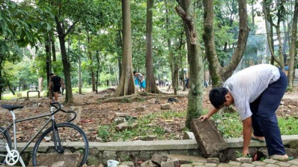 Sejumlah warga mencari koin (berburu harta karun) di kawasan Taman Tegallega, Jln. Moch. Toha, Kota Bandung, Jumat (10/1/2025).