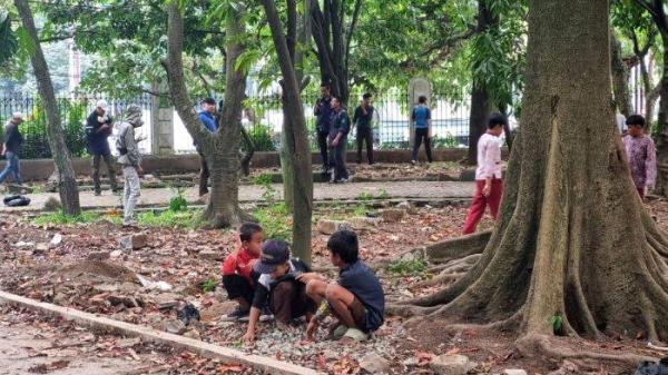 Sejumlah warga mencari koin (berburu harta karun) di kawasan Taman Tegallega, Jln. Moch. Toha, Kota Bandung, Jumat (10/1/2025).