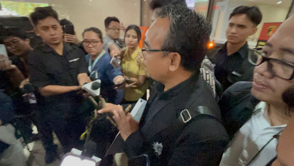 Ketua Riset dan Advokasi LBH-AP PP Muhammadiyah, Ghufroni menunjukan bukti bambu saat mengadukan peristiwa pagar bambu misterius di perairan Tangerang, Banten ke Bareskrim Polri pada Jumat (17/1). Foto: Abid Raihan/kumparan