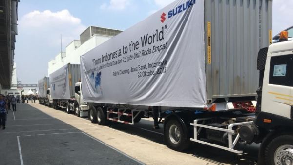 Truk trailer yang mengangkut komoditas ekspor produk Suzuki Foto: Alfons Hartanto/kumparanOTO