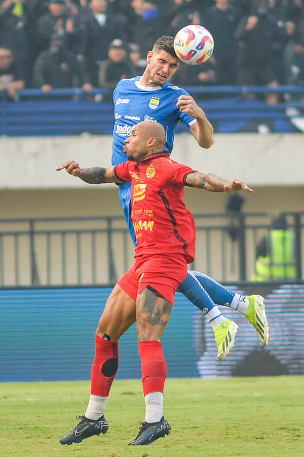 Pemain Persib Bandung Nick Kuipers berebut bola dengan pemain Persija Jakarta Gustavo Almeida pada pertandingan Liga 1 di Stadion Si Jalak Harupat, Bandung, Senin (23/9/2024). Foto: Raisan Al Farisi/ANTARA FOTO