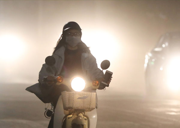 A resident in Hanoi wears masks when traveling outdoors. Photo by Read/Ngoc Thanh