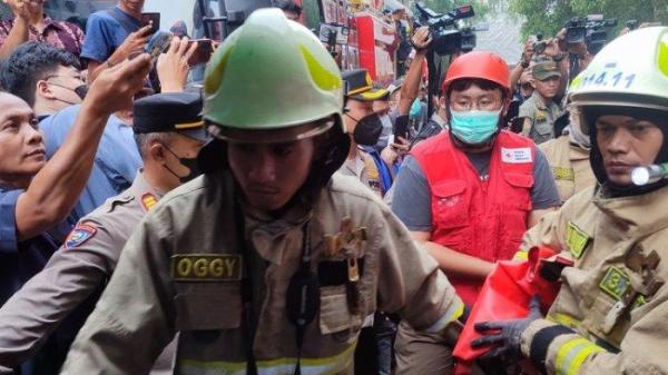 Petugas evakuasi gabungan menggotong jenazah korban kebakaran Glodok Plaza untuk dimasukkan ke mobil jenazah dan dibawa ke RS Kramatjati, Jakarta Timur, Kamis, 17 Januari 2025.