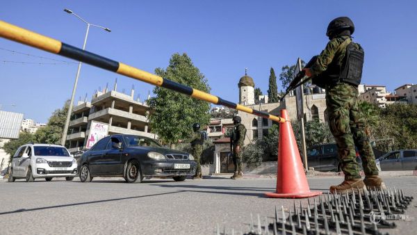 Pasukan keamanan Palestina menghentikan sebuah mobil di penghalang jalan di kota Jenin di Tepi Barat yang diduduki pada 6 Desember 2024, menyusul bentrokan dengan militan sehari sebelumnya.