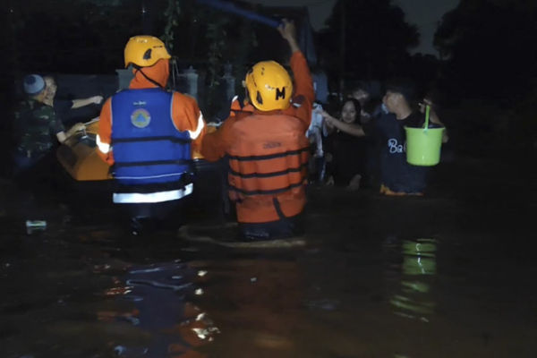 Banjir yang melanda sejumlah kecamatan di Kabupaten Cirebon pada Jumat (17/1/2025) malam. Foto: kumparan