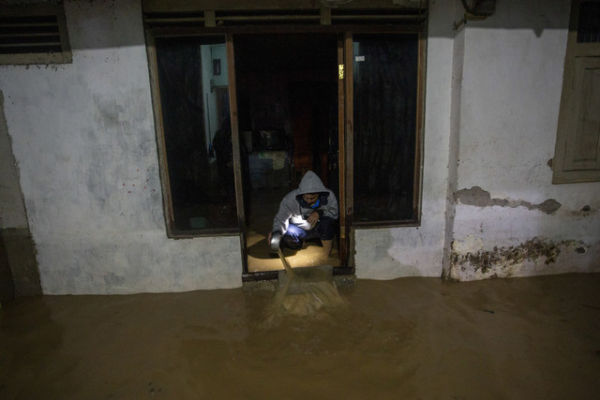 Warga membersihkan rumahnya yang terendam banjir di kecamatan tengahtani, Kabupaten Cirebon, Jawa Barat, Sabtu (18/1/2025).  Foto: Dedhez Anggara/ANTARA FOTO