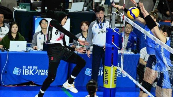 Momen Megawati Hangestri melepaskan spike saat pertandingan IBK Altos melawan Red Sparks di lanjutan Liga Voli Korea 2024/2025 di Hwaseong Gymnasium, Selasa (14/1/2025).