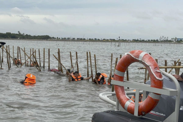 Sejumlah warga dan TNI AL berusaha membongkar pagar laut di perairan Tangerang, Banten, Sabtu (18/1/2025). Foto: Abid Raihan/kumparan