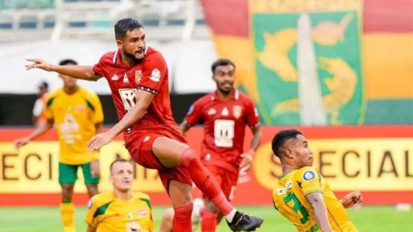 Striker Malut United, Junior Brandao mencetak gol ke jala Persebaya Surabaya di Stadion GBT